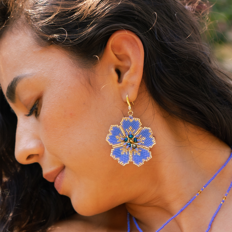 Aretes artesanales flor azul