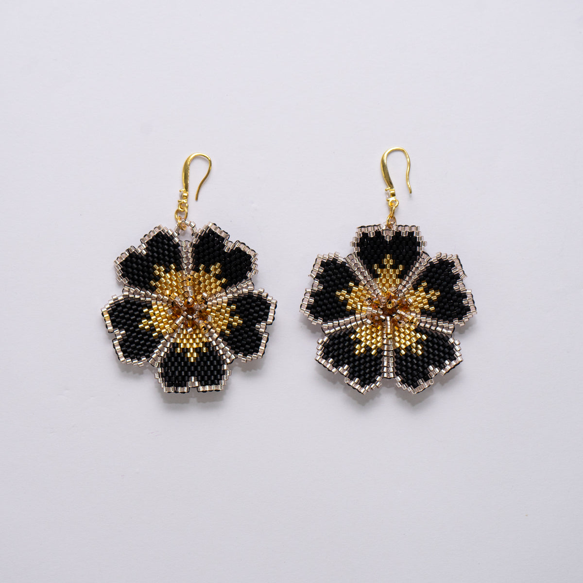Aretes florales huichol