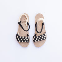 Sandalia Artesanal casual blanco y negro