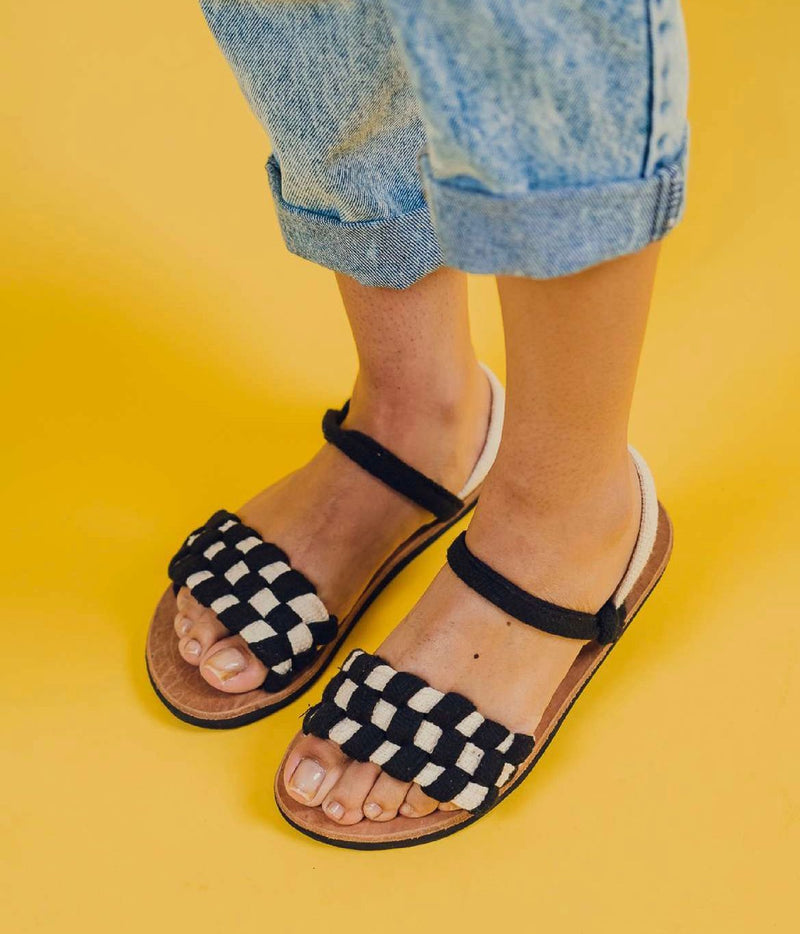 Sandalia Artesanal casual blanco y negro